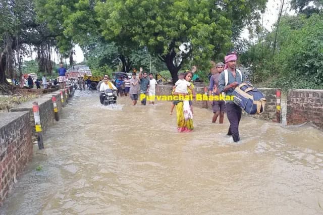 Chandauli News: मुगलसराय-चकिया मार्ग पर भारी बारिश से बिगड़े हालात, डीएम एसपी ने किया मौके का निरीक्षण.