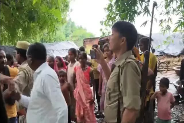 Chandauli News: वनों के अवैध कटान को रोकने पहुंची वन विभाग की टीम पर प्रधान पति ने सहयोगियों संग किया हमला, सरकारी वाहन में तोड़फोड़.  

