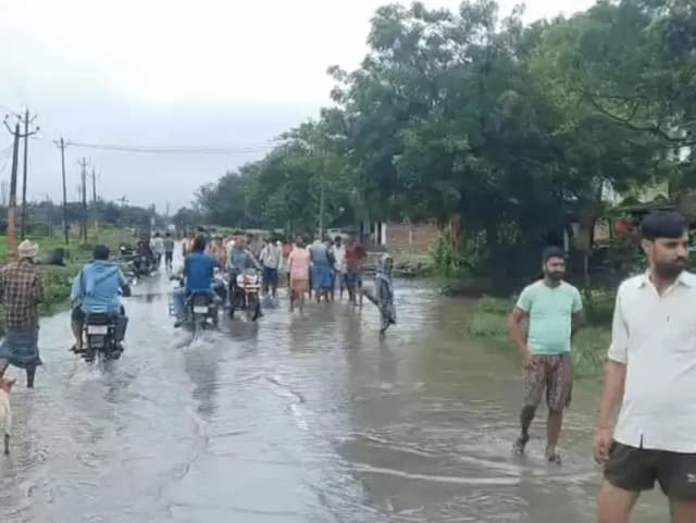 Sonbhdra News: नगवां ब्लॉक के दुबेपुर गांव और रामपुर गांव में भरे बारिश के पानी से त्राहिमाम, सड़के सहित गांव का अधिकांश हिस्सा तालाब में तब्दील.