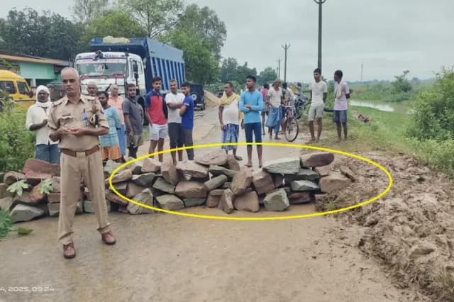 Chandauli News: भारी बारिश से तियरां गांव में घुसा पानी, कई कच्चे मकान गिरे, आक्रोशित ग्रामीणों ने किया चक्काजाम. 


