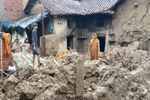 Chandauli News: भारी बारिश से तबाही, सैकड़ों मकान जमींदोज, पीएचसी, पशु चिकित्सालय, पोस्ट ऑफिस में भरा पानी, भारी नुकसान.