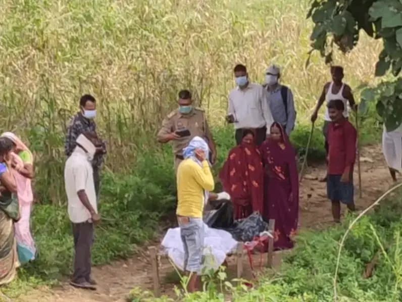 Sonbhadra News: चार दिनों से लापता महिला का धान के क्यारी में मिला शव, मायका पक्ष मामले को संदिग्ध मानकर जता रही हत्या की आशंका.