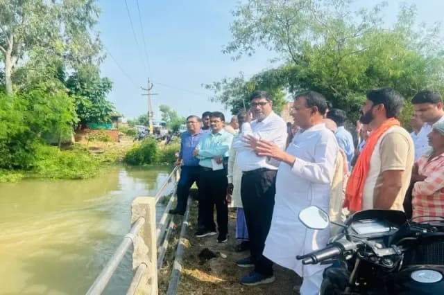 Chandauli News: बाढ़ प्रभावित क्षेत्र में पहुंचे मुख्य अभियंता सोन, नदियों के रौद्र रूप पर आक्रोशित ग्रामीणों ने घेरा.