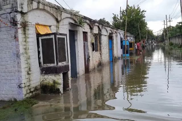 Chandauli News: भारी बारिश से रेलवे क्वार्टरों में घुसा पानी, बड़े पैमाने पर हुआ नुकसान, मुख्य नाले की सफाई कागजों में सिमटी.