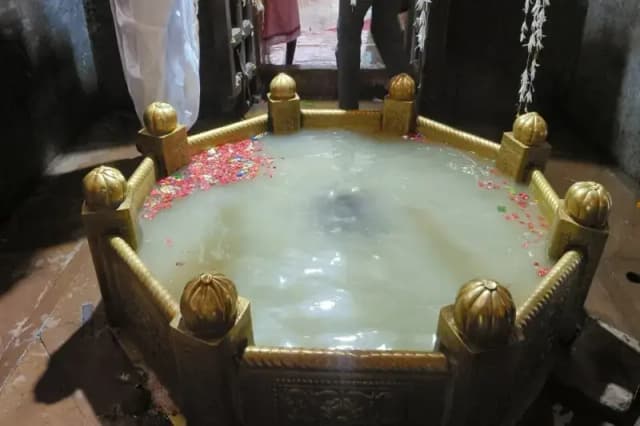 Chandauli News: बाबा जागेश्वरनाथ धाम पर गंगाजल से भरा गया अरघा, क्षेत्र के कल्याण और सुख-समृद्धि की गई कामना.