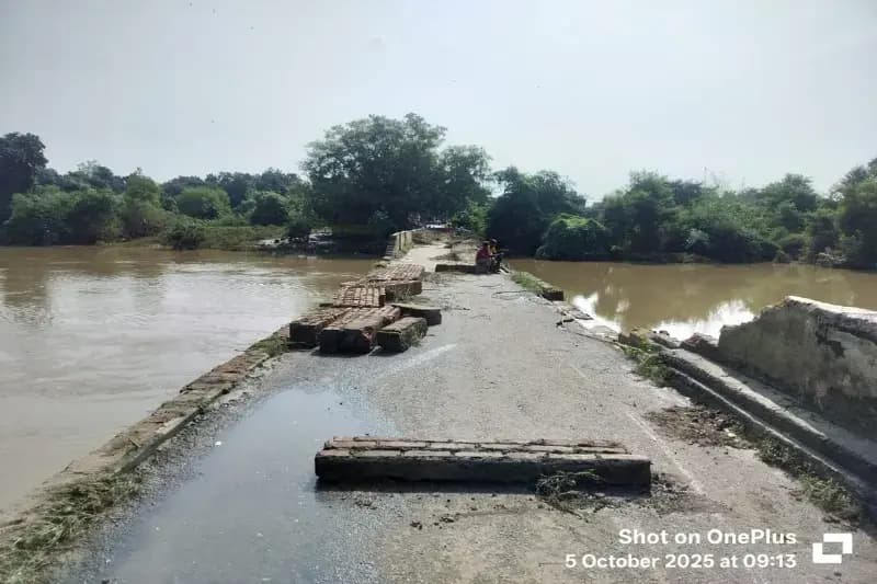 Chandauli News: थमा कर्मनाशा का कहर, पुराना पुल क्षतिग्रस्त, कच्चे मकान धराशायी, रोजी-रोटी पर संकट बढ़ी मुसीबत.