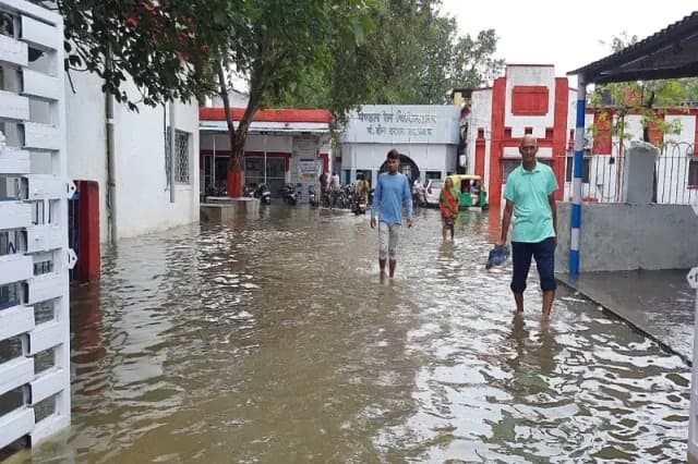 Chandauli News: मंडलीय लोको अस्पताल में तालाब में तब्दील, घुसा बरसात का पानी. 