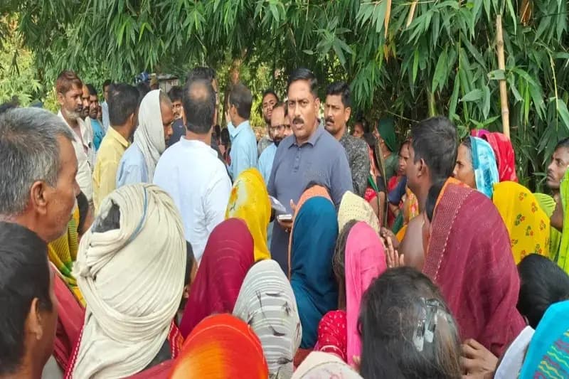Chandauli News: बाढ़ प्रभावित लोगों के बीच पहुंचे विधायक रमेश जायसवाल, लोगों को दिया हर संभव मदद का भरोसा.