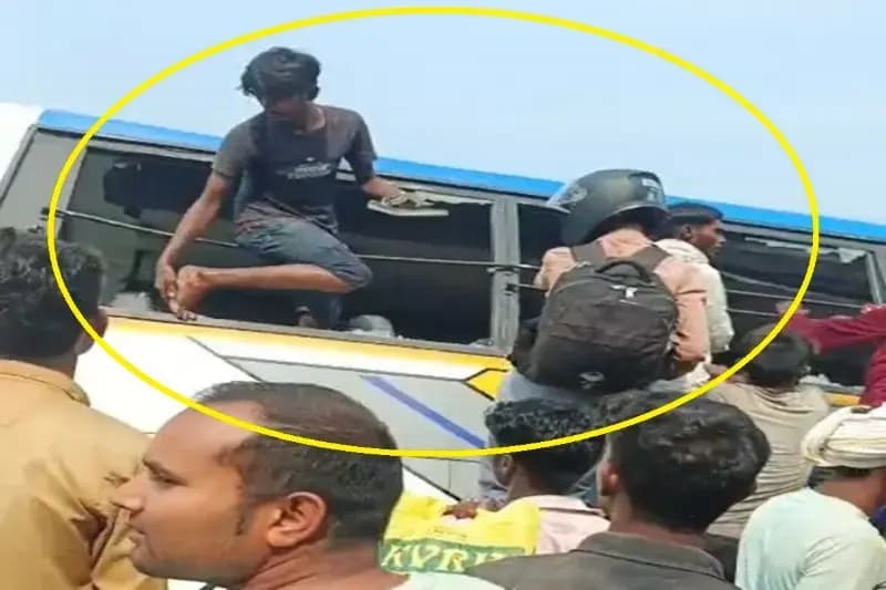 Chandauli News: सड़क पर बाढ़ के पानी के तेज बहाव के बीच सवारियों से भरी बस पलटी, मची चीख-पुकार.