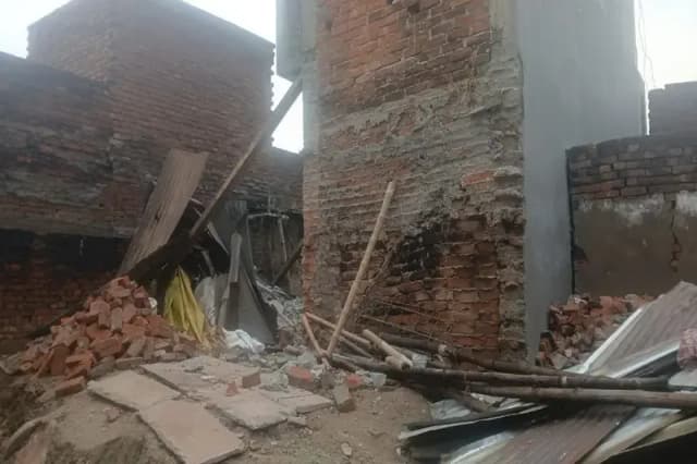 Chandauli News: कभी भी गिर सकता है तीन मंजिला मकान, आसपास के मकानों को भी है खतरा.