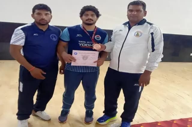 Chandauli News: डीडीयू रेलवे ने अंतर रेलवे कुश्ती चैंपियनशिप में कांस्य पदक अर्जित किया.