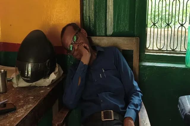 Chandauli News: कक्षा में कुर्सी पर सोते मिले गुरुजी, वीडियो वायरल, शिक्षा विभाग में मचा हड़कंप.