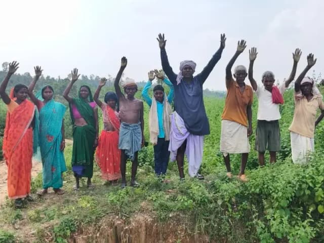 Sonbhadra News: कुड़वा में पानी को लेकर लोगों ने किया जोरदार प्रदर्शन, कुड़वा सहित फ्लोरोसिस गांवों में जलापूर्ति ठप, हैंडपम्प ध्वस्त, जिम्मेदार मौन.