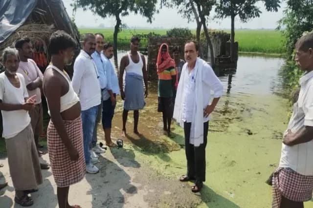 Chandauli News: पूर्वांचल भास्कर की खबर का असर, बाढ़ ग्रस्त खखड़ा गांव पहुंचे बीडीओ, जल निकासी हेतु पम्प लगाने के दिए निर्देश.  