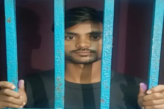 Chandauli News: अश्लील फब्तियां कसने वाला एक शोहदा गिरफ्तार.  
