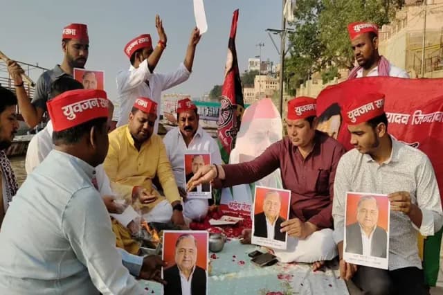 Varanasi News: काशी में गंगा तट पर नेता जी को भावपूर्ण श्रद्धांजलि, सपा ने 2027 में यूपी जीत का संकल्प लिया.