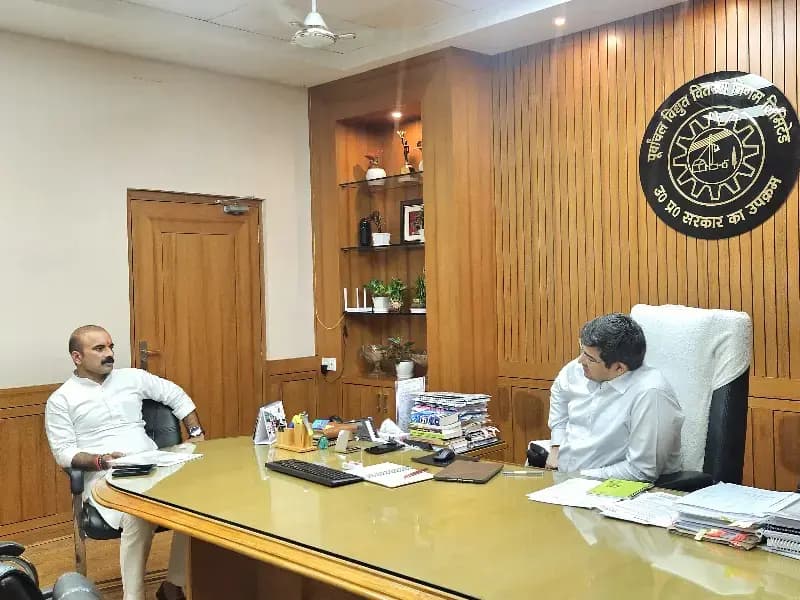 Chandauli News: विद्युत विभाग के एमडी से मिले सैयदराजा विधायक, ट्रांसफार्मर, स्मार्ट मीटर संबंधी शिकायतों के समाधान पर की चर्चा.
