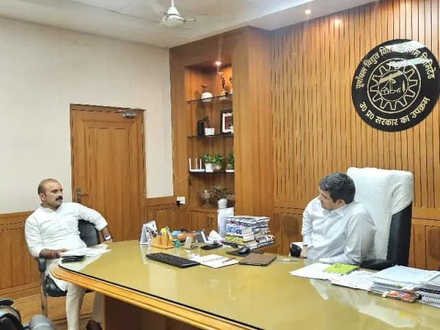 Chandauli News: विद्युत विभाग के एमडी से मिले सैयदराजा विधायक, ट्रांसफार्मर, स्मार्ट मीटर संबंधी शिकायतों के समाधान पर की चर्चा.
