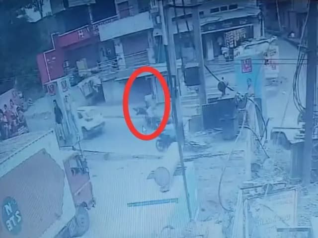 Sonbhadra News: दो बाइकों की भिड़ंत में युवक की मौत, दूसरा चालक हादसे के बाद फरार, घटना का सीसीटीवी वीडियो हुआ वायरल.

