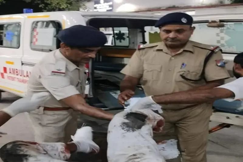 Chandauli News: चलती ट्रेन से उतरने के प्रयास में यात्री गिरा, आरपीएफ ने जान बचाई.