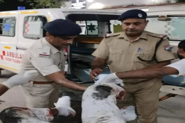 Chandauli News: चलती ट्रेन से उतरने के प्रयास में यात्री गिरा, आरपीएफ ने जान बचाई.