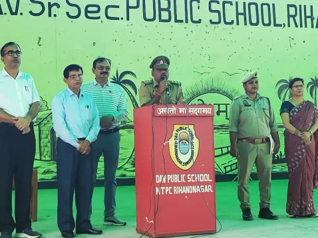 Sonbhadra News: महिला सशक्तिकरण के लिए साइबर सुरक्षा भी आवश्यक- थानाध्यक्ष.
