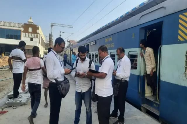 Chandauli News: विशेष सघन टिकट जांच अभियान में पकडे गए बिना टिकता 591 लोगो से वसूला गया 2,00,995 रुपए जुर्माना.