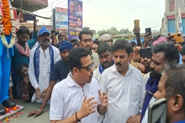 Chandauli News: बाबा साहेब की छोटी प्रतिमा स्थापित होने पर बसपा और भीम आर्मी कार्यकर्ताओं ने किया हंगामा.
