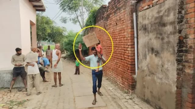 Chandauli News: रिश्तेदारों से बदसलूकी किये जाने से नाराज युवक ने प्रधान के खिलाफ तख्ती लेकर किया विरोध प्रदर्शन वीडियो वायरल.