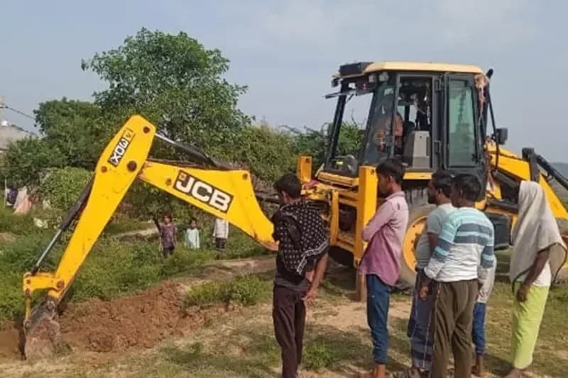 Chandauli News: बेलावर के जर्जर बंधी की मरम्मत कार्य प्रारम्भ, सहायक अभियंता ने किया निरीक्षण, ग्रामीणों ने ली राहत की सांस.