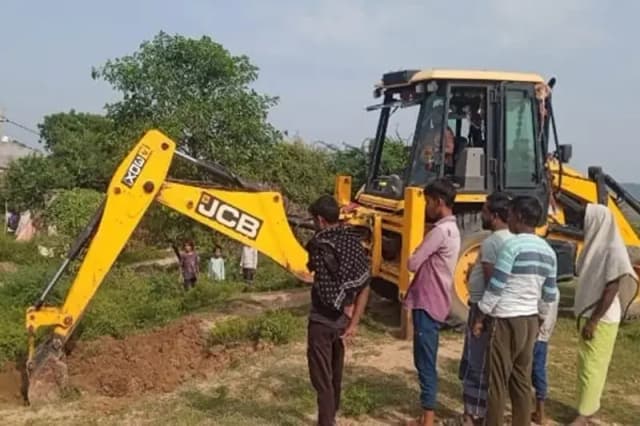 Chandauli News: बेलावर के जर्जर बंधी की मरम्मत कार्य प्रारम्भ, सहायक अभियंता ने किया निरीक्षण, ग्रामीणों ने ली राहत की सांस.