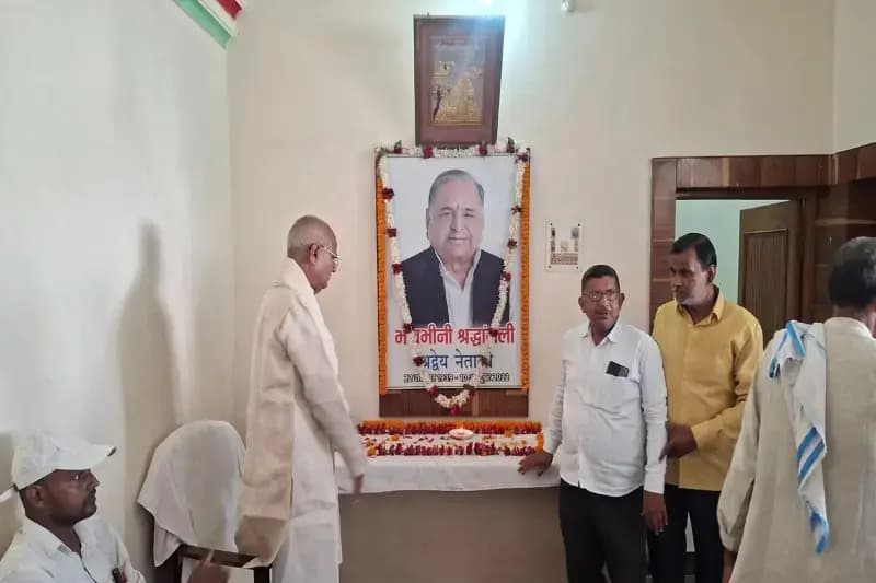 Chandauli News: पूर्व मुख्यमंत्री मुलायम सिंह यादव की पुण्यतिथि पर अर्पित की गई श्रद्धांजलि. 