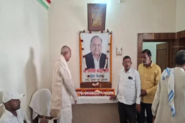Chandauli News: पूर्व मुख्यमंत्री मुलायम सिंह यादव की पुण्यतिथि पर अर्पित की गई श्रद्धांजलि. 