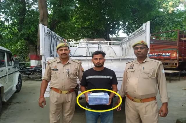 Chandauli News: बिना नम्बर की पिकअप से पुलिस ने मुक्त कराये 13 गोवंश, एक तस्कर को तमंचे सहित किया गिरफ्तार.
