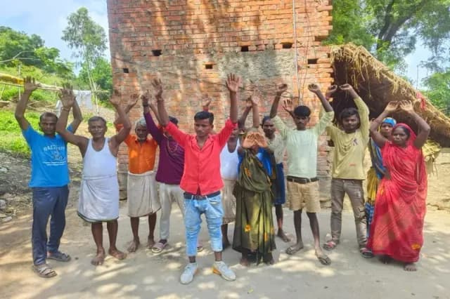 Chandauli News: हैंडपंप रीबोर में भ्रष्टाचार के मामले में ग्रामीणों ने खोला मोर्चा, गांव में प्रदर्शन कर की जमकर नारेबाजी. 