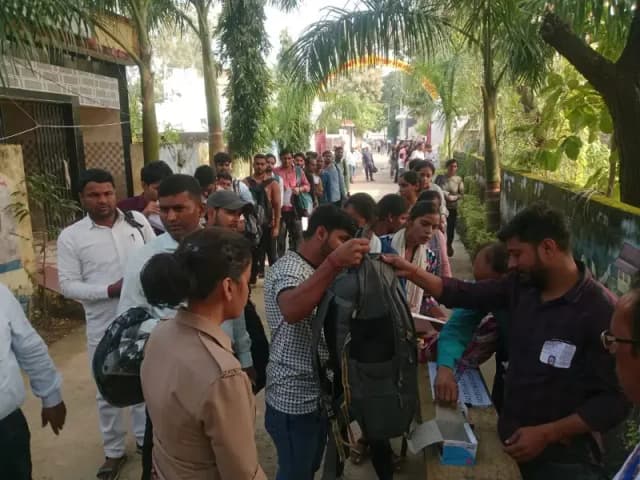 Sonbhadra News: कड़ी सुरक्षा के बीच जनपद में सम्पन्न हुई पीसीएस प्री की परीक्षा, डीएम-एसपी ने केंद्रों का किया निरिक्षण.