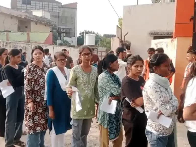 Sonbhdra News: कड़ी सुरक्षा के बीच जनपद में कराई गईं UPSC की परीक्षा, सभी 10 परीक्षा केंद्रों पर सुरक्षा व्यवस्था के दिखे पर्याप्त इंतजाम.
