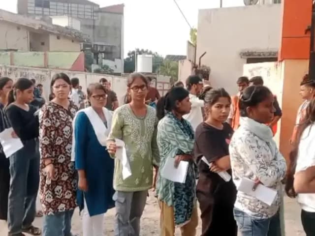 Sonbhdra News: कड़ी सुरक्षा के बीच जनपद में कराई गईं UPSC की परीक्षा, सभी 10 परीक्षा केंद्रों पर सुरक्षा व्यवस्था के दिखे पर्याप्त इंतजाम.
