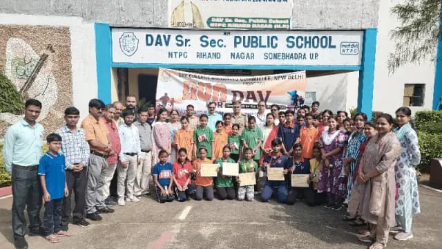 Sonbhadra News: रन फॉर डीएवी का हुआ आयोजन, छात्र-छात्राओं के साथ-साथ शिक्षक-शिक्षिकाओं ने भी भाग लिया.