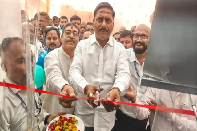 Chandauli News: मुख्य डाकघर चंदौली पर तीन दिन के लिए पहुँचा मोबाइल पासपोर्ट वैन, लोगों को मिलेगा लाभ.
