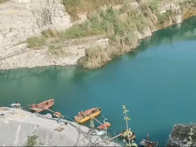 Sonbhadra News: बीसीएस इंटरप्राइजेज खदान में भारी अनियमितता, प्रतिबंधित नावों का पानी निकालने के लिए किया जा रहा प्रयोग.