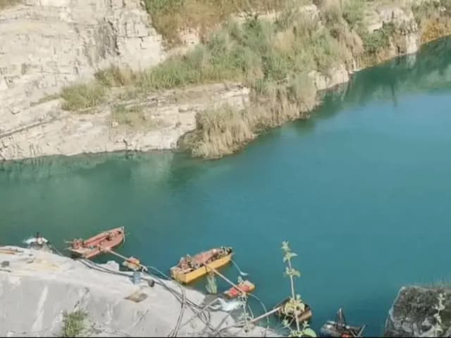 Sonbhadra News: बीसीएस इंटरप्राइजेज खदान में भारी अनियमितता, प्रतिबंधित नावों का पानी निकालने के लिए किया जा रहा प्रयोग.