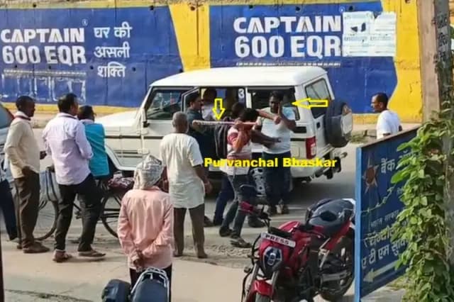 Chandauli News: दिनदहाड़े पुलिस अधीक्षक आवास के समीप बोलेरो सवार आधा दर्जन बदमाशों ने किया दो युवकों के अपहरण का प्रयास. 