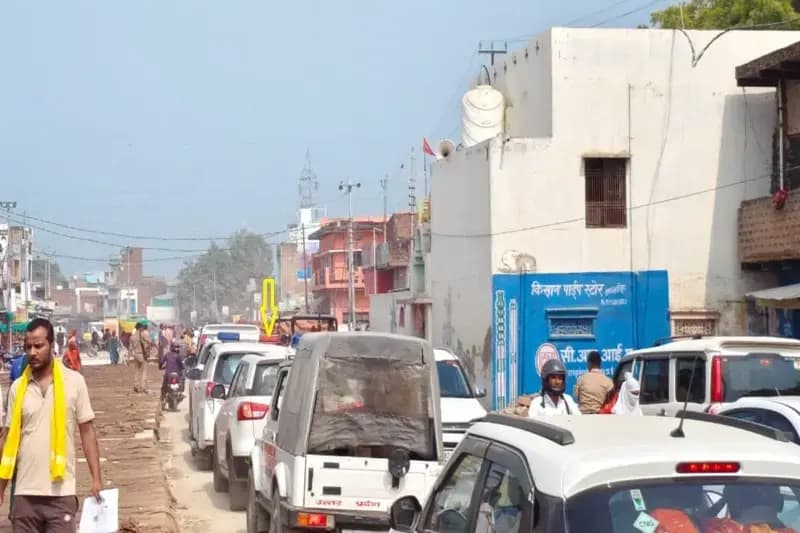 Chandauli News: कार्यदायी संस्था की लापरवाही से जाम में फंसा कैबिनेट मंत्री का काफिला. 