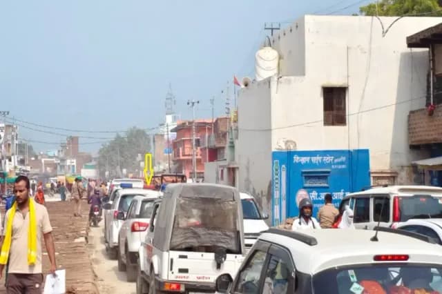Chandauli News: कार्यदायी संस्था की लापरवाही से जाम में फंसा कैबिनेट मंत्री का काफिला. 