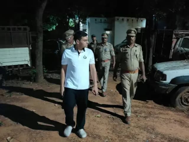 Sonbhadra News: एसपी ने रात्रि में किया आकस्मिक निरीक्षण, कार्य में लापरवाही पर थाना प्रभारी सूर्यभान राम व हेड मुहर्रिर लाइन हाजिर.