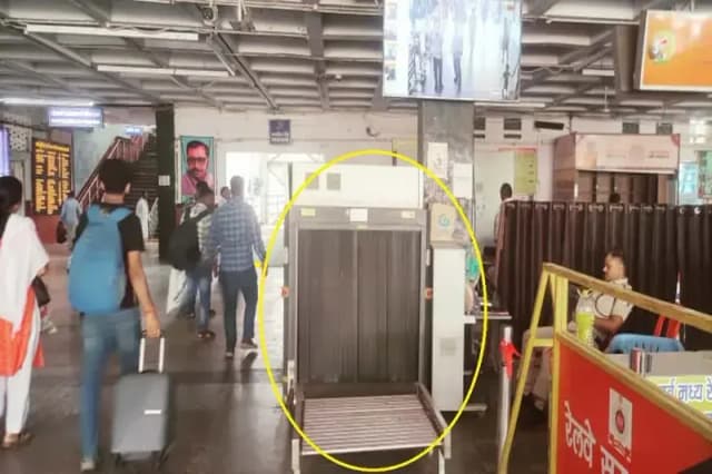 Chandauli News: डीडीयू जंक्शन पर लगा लगेज स्कैनर खराब, नहीं हो पा रही यात्रियों के सामान की जांच.
