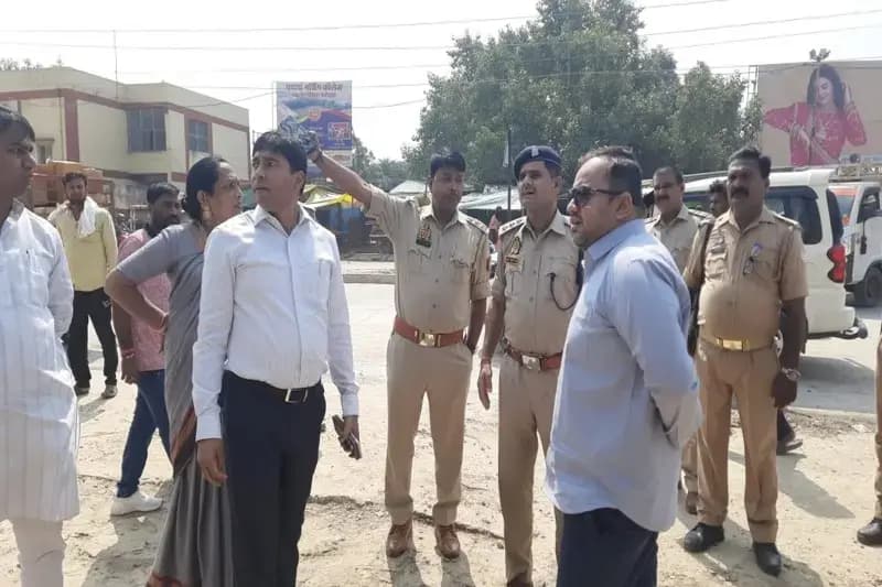 Chandauli News: पुलिस ने रोका वेंडिंग जोन का निर्माण नगर पालिका के ईओ और कोतवाल में हुई तीखी नोकझोंक.