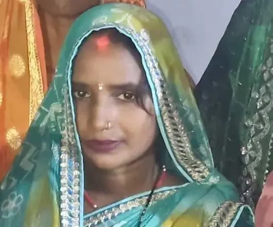 Chandauli News: दीपावली को लेकर घर की सफाई कर रही विवाहिता की करंट की चपेट में आकर मौत.
