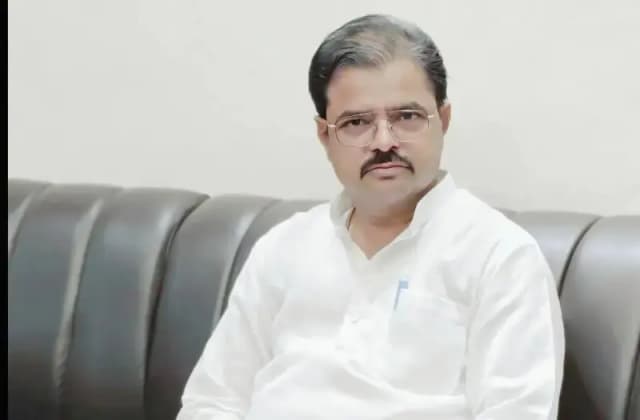 Chandauli News: अलीनगर इंस्पेक्टर बनकर धमकी देने वाले प्रधान पर दर्ज हुआ मुकदमा, पहले से विवादों में रहा है प्रधान.

